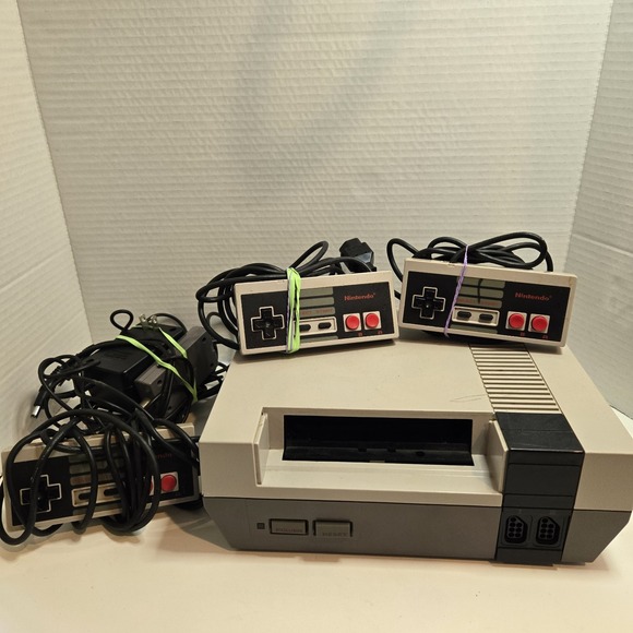 Nintendo Entertainment System NES Console‎ (NES-001) W/ Three Controllers Read!